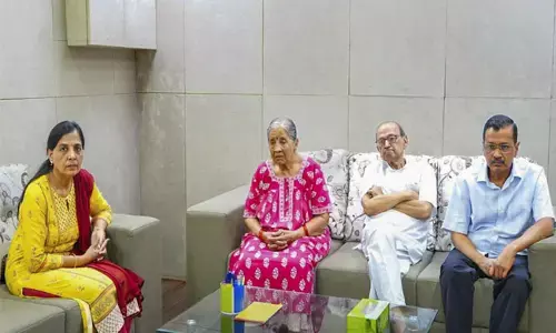 ಕೇಜ್ರಿವಾಲ್ ರ ವಯೋವೃದ್ಧ ಪೋಷಕರನ್ನು ಪ್ರಶ್ನಿಸಲು ಹಿಂಜರಿದ ದಿಲ್ಲಿ ಪೊಲೀಸ್