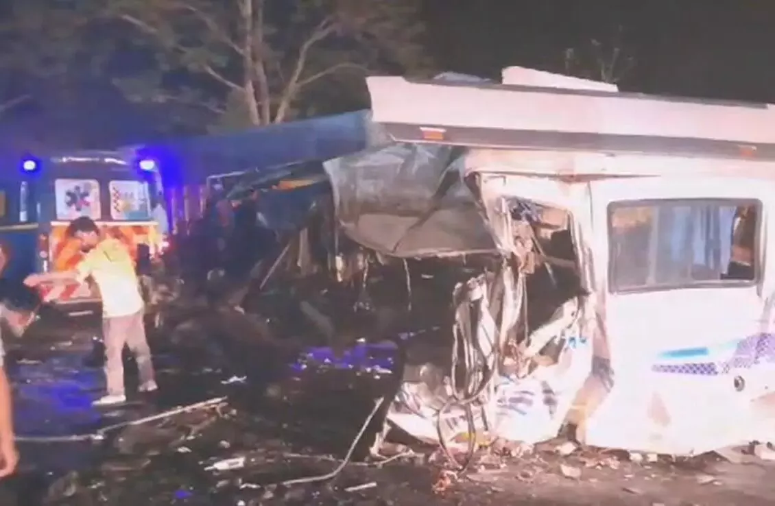 ಟ್ರಕ್ ಗೆ ಢಿಕ್ಕಿ ಹೊಡೆದ ಮಿನಿ ಬಸ್: ಒಂದೇ ಕುಟುಂಬದ ಏಳು ಮಂದಿ ಮೃತ್ಯು ಟ್ರಕ್ ಗೆ ಢಿಕ್ಕಿ ಹೊಡೆದ ಮಿನಿ ಬಸ್: ಒಂದೇ ಕುಟುಂಬದ ಏಳು ಮಂದಿ ಮೃತ್ಯು