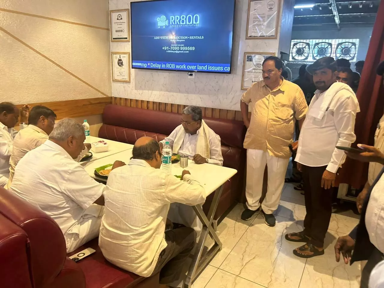 ಮೈಸೂರು: ಮೈಲಾರಿ ಹೋಟೆಲ್ ನಲ್ಲಿ ತಿಂಡಿ ತಿಂದು ಕಾಲೇಜು ದಿನಗಳನ್ನು ಸ್ಮರಿಸಿದ ಸಿಎಂ ಸಿದ್ದರಾಮಯ್ಯ ಮೈಸೂರು: ಮೈಲಾರಿ ಹೋಟೆಲ್ ನಲ್ಲಿ ತಿಂಡಿ ತಿಂದು ಕಾಲೇಜು ದಿನಗಳನ್ನು ಸ್ಮರಿಸಿದ ಸಿಎಂ ಸಿದ್ದರಾಮಯ್ಯ