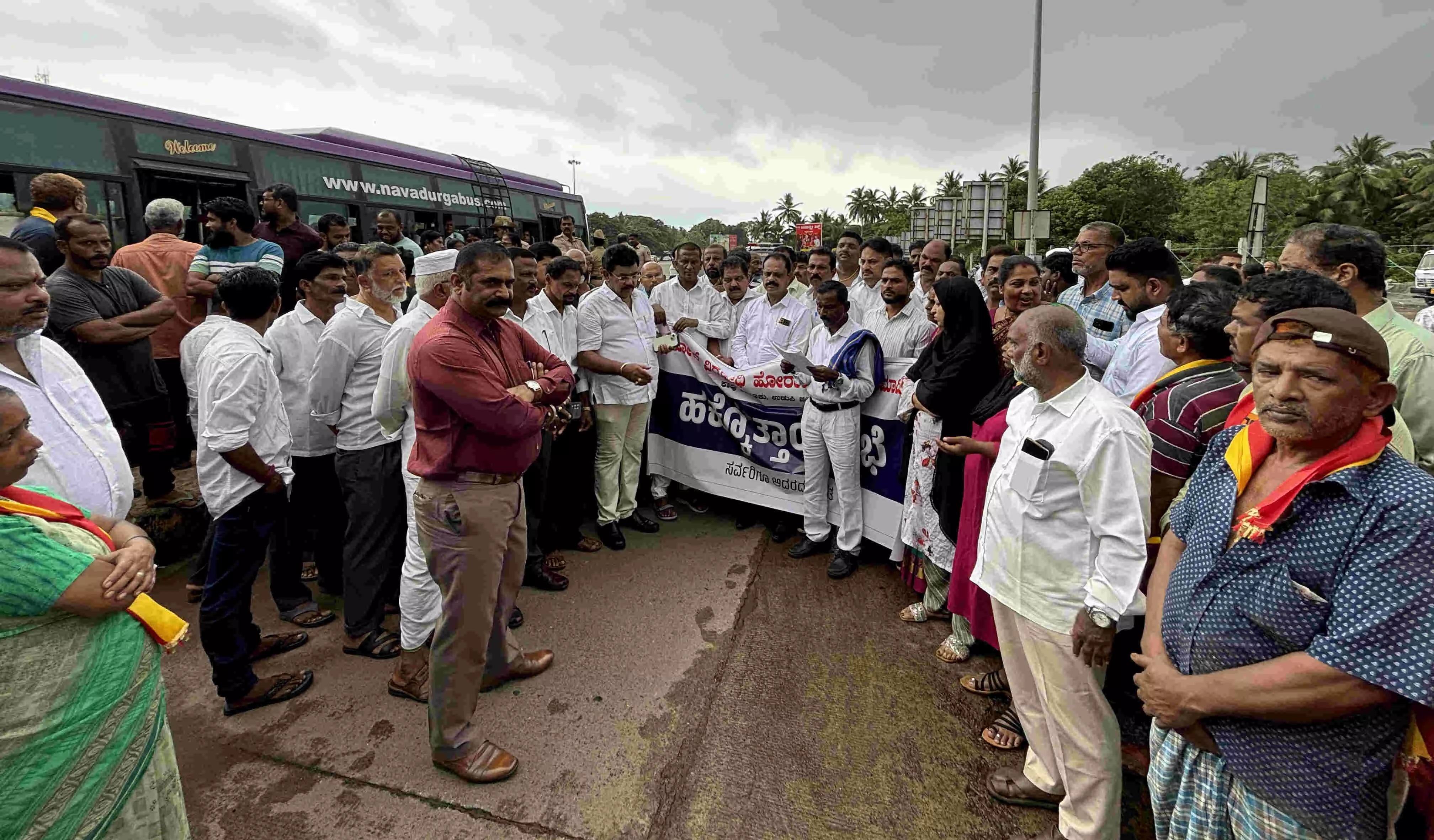 ಸ್ಥಳೀಯರಿಗೆ ಟೋಲ್ ವಿನಾಯಿತಿ ಮುಂದುವರಿಸಲು ಆಗ್ರಹ: ಹೆಜಮಾಡಿ ಟೋಲ್ ಪ್ಲಾಝಾ ಮುಂಭಾಗದಲ್ಲಿ ಹಕ್ಕೊತ್ತಾಯ ಸಭೆ ಸ್ಥಳೀಯರಿಗೆ ಟೋಲ್ ವಿನಾಯಿತಿ ಮುಂದುವರಿಸಲು ಆಗ್ರಹ: ಹೆಜಮಾಡಿ ಟೋಲ್ ಪ್ಲಾಝಾ ಮುಂಭಾಗದಲ್ಲಿ ಹಕ್ಕೊತ್ತಾಯ ಸಭೆ