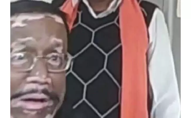 ಮತದಾನಕ್ಕೂ ಮುನ್ನ ಪೊಲೀಸರಿಗೆ ಲಂಚ ನೀಡಲು ಪ್ರಯತ್ನಿಸುತ್ತಿದ್ದ ಬಿಜೆಪಿ ಕಾರ್ಯಕರ್ತ! ಮತದಾನಕ್ಕೂ ಮುನ್ನ ಪೊಲೀಸರಿಗೆ ಲಂಚ ನೀಡಲು ಪ್ರಯತ್ನಿಸುತ್ತಿದ್ದ ಬಿಜೆಪಿ ಕಾರ್ಯಕರ್ತ!