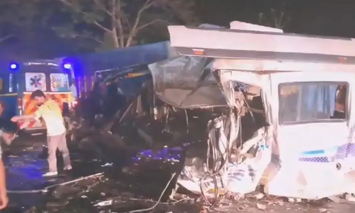 ಟ್ರಕ್ ಗೆ ಢಿಕ್ಕಿ ಹೊಡೆದ ಮಿನಿ ಬಸ್: ಒಂದೇ ಕುಟುಂಬದ ಏಳು ಮಂದಿ ಮೃತ್ಯು