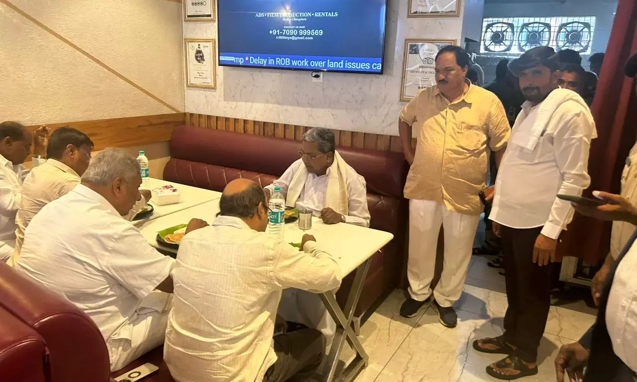 ಮೈಸೂರು: ಮೈಲಾರಿ ಹೋಟೆಲ್ ನಲ್ಲಿ ತಿಂಡಿ ತಿಂದು ಕಾಲೇಜು ದಿನಗಳನ್ನು ಸ್ಮರಿಸಿದ ಸಿಎಂ ಸಿದ್ದರಾಮಯ್ಯ