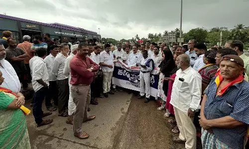 ಸ್ಥಳೀಯರಿಗೆ ಟೋಲ್ ವಿನಾಯಿತಿ ಮುಂದುವರಿಸಲು ಆಗ್ರಹ: ಹೆಜಮಾಡಿ ಟೋಲ್ ಪ್ಲಾಝಾ ಮುಂಭಾಗದಲ್ಲಿ ಹಕ್ಕೊತ್ತಾಯ ಸಭೆ