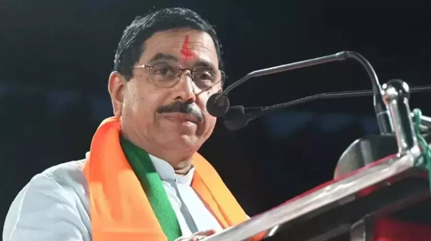 ಕಾಂಗ್ರೆಸ್ ಬಿಟ್ಟಿ ಭಾಗ್ಯಗಳನ್ನು ಘೋಷಿಸಿ ನಾಡಿನ ಖಜಾನೆ ಬರಿದು ಮಾಡುತ್ತಿದೆ : ಪ್ರಹ್ಲಾದ್ ಜೋಶಿ ಕಾಂಗ್ರೆಸ್ ಬಿಟ್ಟಿ ಭಾಗ್ಯಗಳನ್ನು ಘೋಷಿಸಿ ನಾಡಿನ ಖಜಾನೆ ಬರಿದು ಮಾಡುತ್ತಿದೆ : ಪ್ರಹ್ಲಾದ್ ಜೋಶಿ