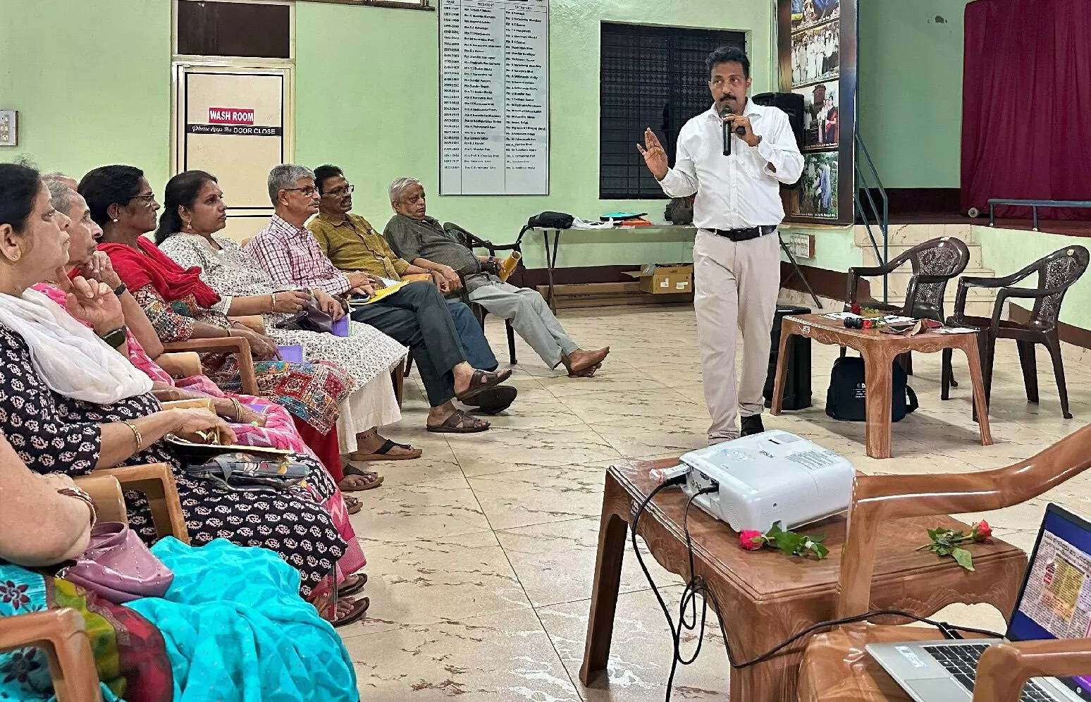 ಹಿರಿಯ ನಾಗರಿಕರಿಗೆ ಮೊಬೈಲ್ ಅಪ್ಲಿಕೇಶನ್ಗಳ ತರಬೇತಿ ಹಿರಿಯ ನಾಗರಿಕರಿಗೆ ಮೊಬೈಲ್ ಅಪ್ಲಿಕೇಶನ್ಗಳ ತರಬೇತಿ