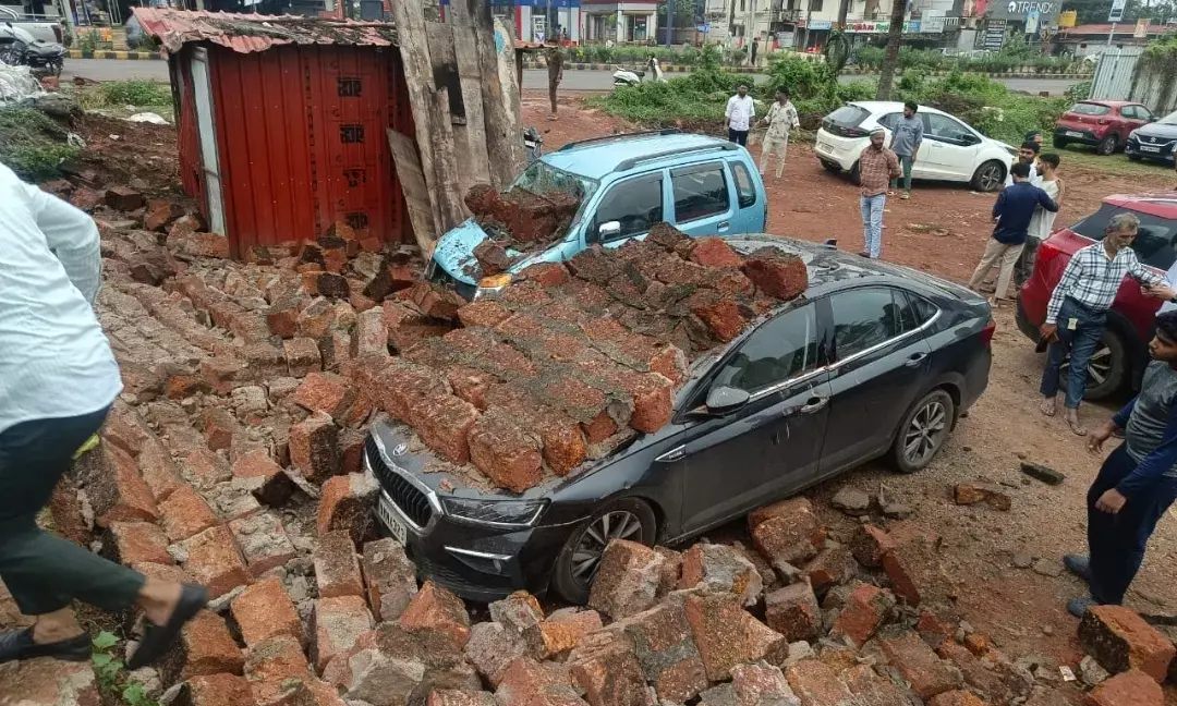 ದೇರಳಕಟ್ಟೆ: ಮಳೆಗೆ ಆವರಣ ಗೋಡೆ ಕುಸಿದು ಜಖಂಗೊಂಡ‌ ಕಾರುಗಳು