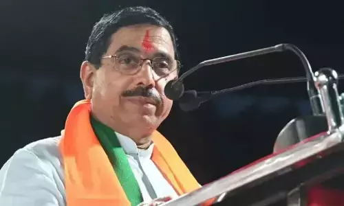 ಕಾಂಗ್ರೆಸ್ ಬಿಟ್ಟಿ ಭಾಗ್ಯಗಳನ್ನು ಘೋಷಿಸಿ ನಾಡಿನ ಖಜಾನೆ ಬರಿದು ಮಾಡುತ್ತಿದೆ : ಪ್ರಹ್ಲಾದ್‌ ಜೋಶಿ