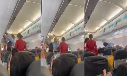 ಎಕಾನಮಿ ದರ್ಜೆಯಲ್ಲಿ ಧೋನಿ ಪ್ರಯಾಣ | ಸರಳತನಕ್ಕೆ ಮೆಚ್ಚುಗೆ ವ್ಯಕ್ತಪಡಿಸಿದ ಅಭಿಮಾನಿಗಳು