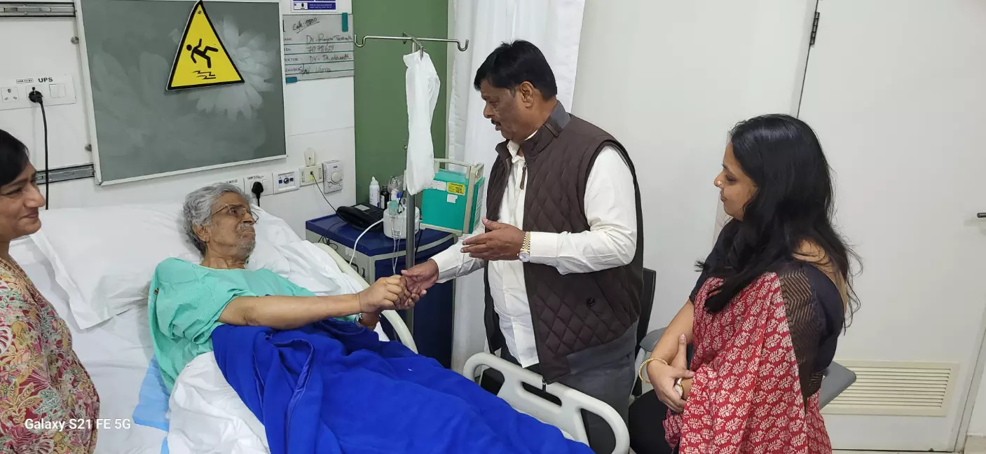 ಪದ್ಮಶ್ರೀ ಪುರಸ್ಕೃತ ರಾಜೀವ್ ತಾರಾನಾಥ್ ಅವರ ಆರೋಗ್ಯ ವಿಚಾರಿಸಿದ ಸಚಿವ ಎಚ್.ಸಿ.ಮಹದೇವಪ್ಪ ಪದ್ಮಶ್ರೀ ಪುರಸ್ಕೃತ ರಾಜೀವ್ ತಾರಾನಾಥ್ ಅವರ ಆರೋಗ್ಯ ವಿಚಾರಿಸಿದ ಸಚಿವ ಎಚ್.ಸಿ.ಮಹದೇವಪ್ಪ