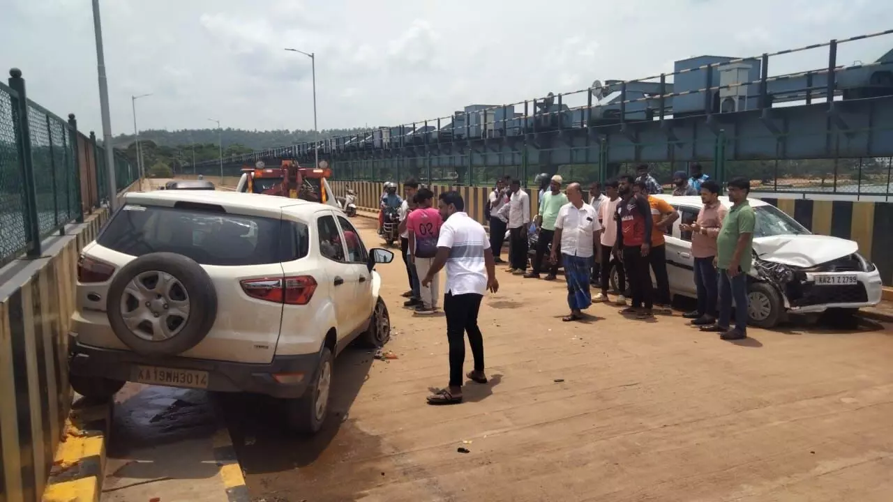 ಹರೇಕಳ-ಅಡ್ಯಾರ್ ಸೇತುವೆಯಲ್ಲಿ ಕಾರುಗಳು ಢಿಕ್ಕಿ; ಮೂವರಿಗೆ ಗಾಯ ಹರೇಕಳ-ಅಡ್ಯಾರ್ ಸೇತುವೆಯಲ್ಲಿ ಕಾರುಗಳು ಢಿಕ್ಕಿ; ಮೂವರಿಗೆ ಗಾಯ