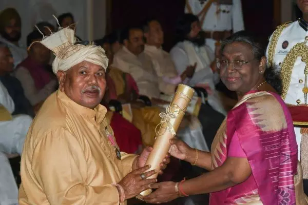 ನಕ್ಸಲೀಯರಿಂದ ಬೆದರಿಕೆ | ಪದ್ಮಶ್ರೀ ಪ್ರಶಸ್ತಿ ಹಿಂದಿರುಗಿಸಲಿರುವ ಸಾಂಪ್ರದಾಯಿಕ ವೈದ್ಯ ಹೇಮಚಂದ್ ಮಾಂಝಿ ನಕ್ಸಲೀಯರಿಂದ ಬೆದರಿಕೆ | ಪದ್ಮಶ್ರೀ ಪ್ರಶಸ್ತಿ ಹಿಂದಿರುಗಿಸಲಿರುವ ಸಾಂಪ್ರದಾಯಿಕ ವೈದ್ಯ ಹೇಮಚಂದ್ ಮಾಂಝಿ