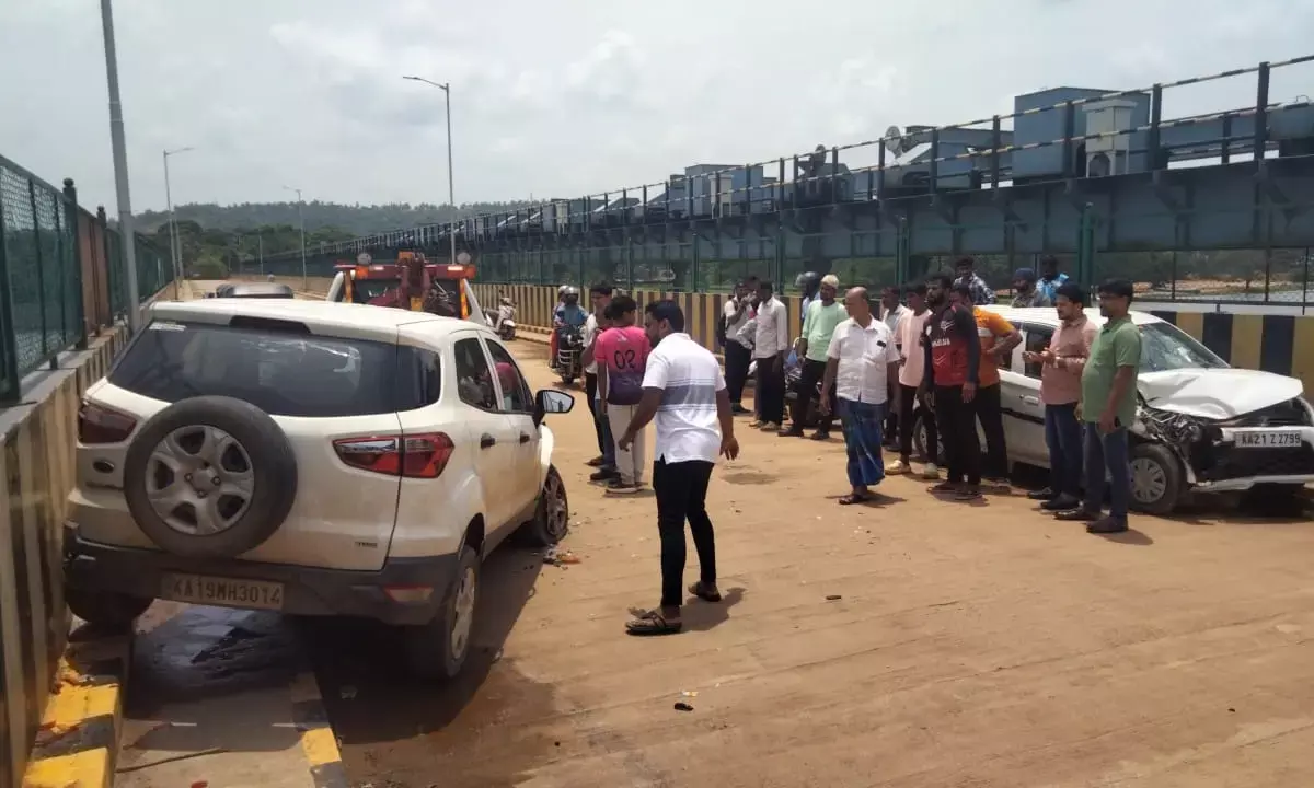 ಹರೇಕಳ-ಅಡ್ಯಾರ್ ಸೇತುವೆಯಲ್ಲಿ ಕಾರುಗಳು ಢಿಕ್ಕಿ; ಮೂವರಿಗೆ ಗಾಯ