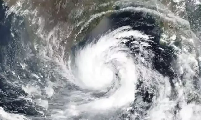 ಬಾಂಗ್ಲಾ ಕರಾವಳಿಗೆ ಅಪ್ಪಳಿಸಿದ ಚಂಡಮಾರುತ | ಕನಿಷ್ಠ 8 ಮಂದಿ ಸಾವು; 8 ಲಕ್ಷ ಜನರ ಸ್ಥಳಾಂತರ