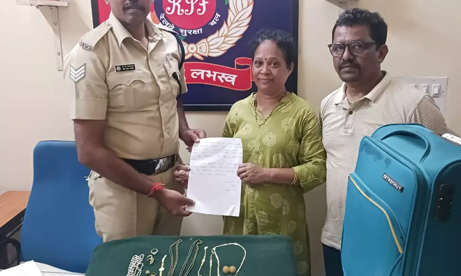 ಉಡುಪಿ: 11.5 ಲಕ್ಷ ರೂ. ಮೌಲ್ಯದ ಚಿನ್ನಾಭರಣಗಳಿದ್ದ ಬ್ಯಾಗನ್ನು ಮಹಿಳೆಗೆ ಮರಳಿಸಿದ ಕೊಂಕಣ ರೈಲ್ವೆ ಸಿಬ್ಬಂದಿ