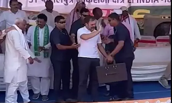 ಬಿಹಾರ : ಚುನಾವಣಾ ರ‍್ಯಾಲಿಯಲ್ಲಿ ವೇದಿಕೆ ಕುಸಿತ, ರಾಹುಲ್ ಸ್ವಲ್ಪದರಲ್ಲಿ ಪಾರು