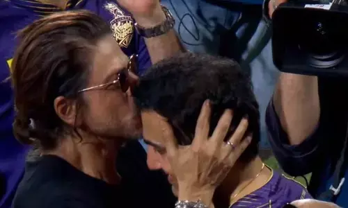 ಗೌತಮ್ ಗಂಭೀರ್ ಹಣೆಗೆ ಮುತ್ತಿಕ್ಕಿದ ಶಾರೂಕ್ ಖಾನ್!