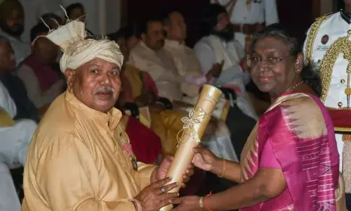 ನಕ್ಸಲೀಯರಿಂದ ಬೆದರಿಕೆ | ಪದ್ಮಶ್ರೀ ಪ್ರಶಸ್ತಿ ಹಿಂದಿರುಗಿಸಲಿರುವ ಸಾಂಪ್ರದಾಯಿಕ ವೈದ್ಯ ಹೇಮಚಂದ್ ಮಾಂಝಿ