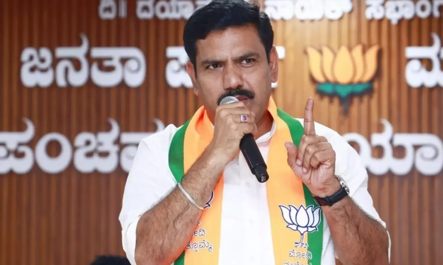 ರಾಜ್ಯದ ಕಾನೂನು ಸುವ್ಯವಸ್ಥೆ ಕುಸಿತದ ಕುರಿತು ಇಡೀ ದೇಶದಲ್ಲಿ ಚರ್ಚೆ ಆಗಿದೆ : ಬಿ.ವೈ.ವಿಜಯೇಂದ್ರ ರಾಜ್ಯದ ಕಾನೂನು ಸುವ್ಯವಸ್ಥೆ ಕುಸಿತದ ಕುರಿತು ಇಡೀ ದೇಶದಲ್ಲಿ ಚರ್ಚೆ ಆಗಿದೆ : ಬಿ.ವೈ.ವಿಜಯೇಂದ್ರ