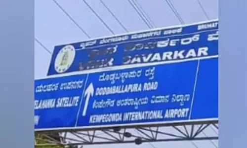 ಬೆಂಗಳೂರು | ಸಾವರ್ಕರ್ ನಾಮಫಲಕಕ್ಕೆ ಮಸಿ ಬಳಿದ NSUI ;  ಭಗತ್ ಸಿಂಗ್ ನಾಮಫಲಕ ಅಳವಡಿಸಲು ಒತ್ತಾಯ