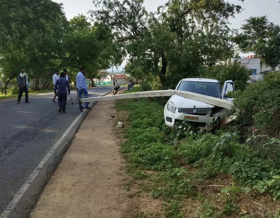 ಹನೂರು: ವಿದ್ಯುತ್ ಕಂಬಕ್ಕೆ ಕಾರು ಢಿಕ್ಕಿ: ಮುರಿದುಬಿದ್ದ ಕಂಬ; ಐವರು ಪ್ರಯಾಣಿಕರು ಪಾರು