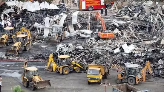 ರಾಜ್ ಕೋಟ್ ಅಗ್ನಿ ದುರಂತದ ಬಳಿಕ ಎಚ್ಚೆತ್ತ ಗುಜರಾತ್ ಸರಕಾರ: ರಾಜ್ಯದ ಎಲ್ಲಾ 101 ಗೇಮ್ ಝೋನ್ ಗಳಿಗೆ ಬೀಗ ರಾಜ್ ಕೋಟ್ ಅಗ್ನಿ ದುರಂತದ ಬಳಿಕ ಎಚ್ಚೆತ್ತ ಗುಜರಾತ್ ಸರಕಾರ: ರಾಜ್ಯದ ಎಲ್ಲಾ 101 ಗೇಮ್ ಝೋನ್ ಗಳಿಗೆ ಬೀಗ