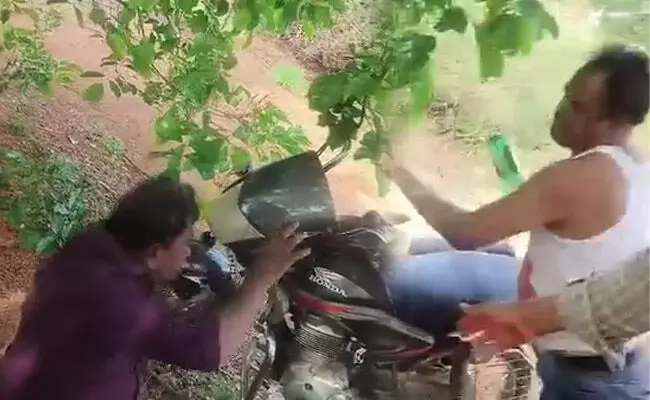 ತುಮಕೂರು: ಕುಡಿದ ಮತ್ತಿನಲ್ಲಿ ಕೆಪಿಟಿಸಿಎಲ್ ಎಂಜಿನಿಯರ್ಗಳ ಹೊಡೆದಾಟ; ವಿಡಿಯೋ ವೈರಲ್ ತುಮಕೂರು: ಕುಡಿದ ಮತ್ತಿನಲ್ಲಿ ಕೆಪಿಟಿಸಿಎಲ್ ಎಂಜಿನಿಯರ್ಗಳ ಹೊಡೆದಾಟ; ವಿಡಿಯೋ ವೈರಲ್