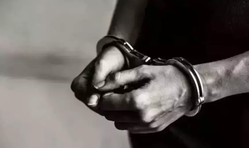 ಬೆಂಗಳೂರು | ಯುವತಿಯರ ಫೊಟೋಗಳ ಅಶ್ಲೀಲ ಮಾರ್ಫ್ ಪ್ರಕರಣ : ಮೂವರ ಬಂಧನ ಬೆಂಗಳೂರು | ಯುವತಿಯರ ಫೊಟೋಗಳ ಅಶ್ಲೀಲ ಮಾರ್ಫ್ ಪ್ರಕರಣ : ಮೂವರ ಬಂಧನ