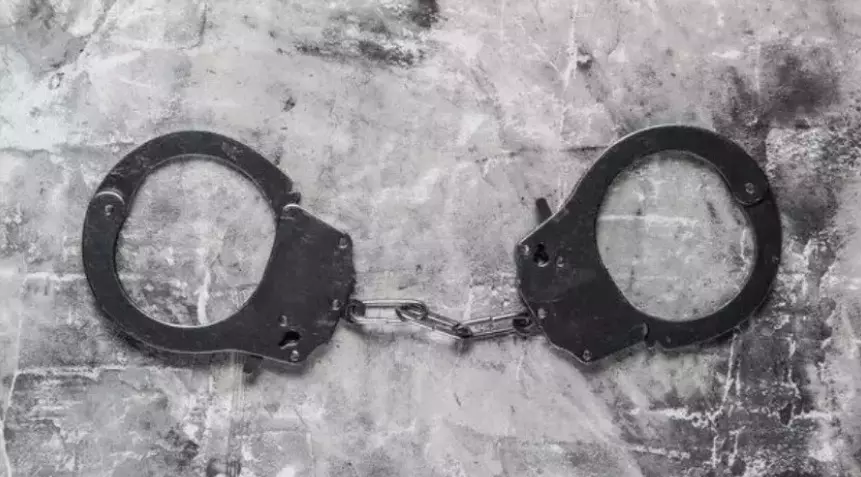 ಬೆಂಗಳೂರು | ಮನೆಗಳ್ಳತನ, ಸರಗಳ್ಳತ ಮಾಡುತ್ತಿದ್ದ ಪ್ರಕರಣ : ಬಾಲಕ ಸೇರಿ ಐವರ ಬಂಧನ ಬೆಂಗಳೂರು | ಮನೆಗಳ್ಳತನ, ಸರಗಳ್ಳತ ಮಾಡುತ್ತಿದ್ದ ಪ್ರಕರಣ : ಬಾಲಕ ಸೇರಿ ಐವರ ಬಂಧನ