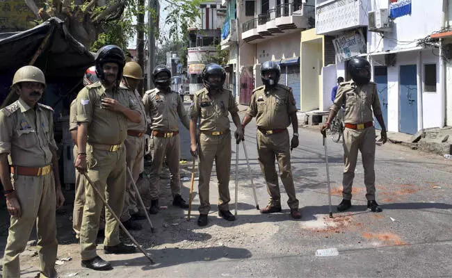 ಜಮ್ಮುಕಾಶ್ಮೀರ | ಸೇನಾ ಸಿಬ್ಬಂದಿಯಿಂದ ಥಳಿತ ; ನಾಲ್ವರು ಪೊಲೀಸ್ ಅಧಿಕಾರಿಗಳಿಗೆ ಗಂಭೀರ ಗಾಯ ಜಮ್ಮುಕಾಶ್ಮೀರ | ಸೇನಾ ಸಿಬ್ಬಂದಿಯಿಂದ ಥಳಿತ ; ನಾಲ್ವರು ಪೊಲೀಸ್ ಅಧಿಕಾರಿಗಳಿಗೆ ಗಂಭೀರ ಗಾಯ