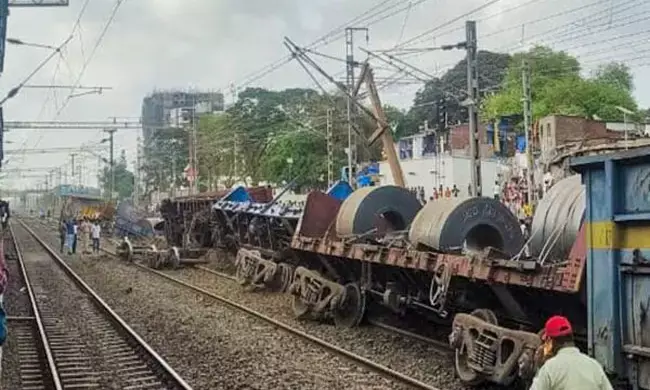 ಮುಂಬೈ | ಹಳಿ ತಪ್ಪಿದ ಗೂಡ್ಸ್ ರೈಲು: 40 ರೈಲುಗಳು ರದ್ದು