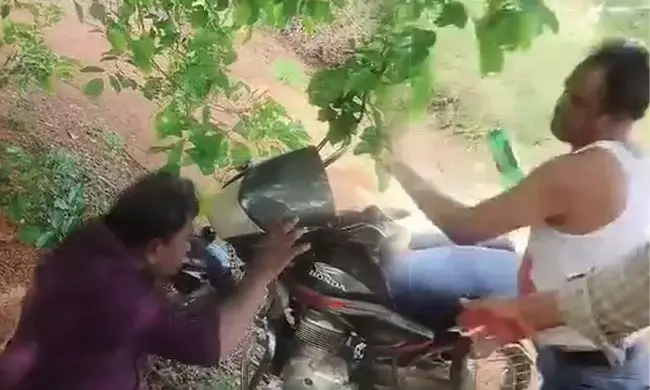 ತುಮಕೂರು: ಕುಡಿದ ಮತ್ತಿನಲ್ಲಿ ಕೆಪಿಟಿಸಿಎಲ್ ಎಂಜಿನಿಯರ್​​ಗಳ ಹೊಡೆದಾಟ; ವಿಡಿಯೋ ವೈರಲ್