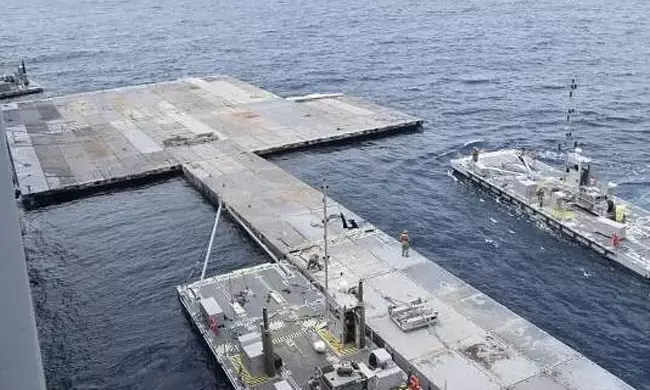 ಗಾಝಾ | ಮುರಿದು ಬಿದ್ದ ತೇಲು ಸೇತುವೆಯನ್ನು ತಾತ್ಕಾಲಿಕವಾಗಿ ತೆರವುಗೊಳಿಸಿದ ಅಮೆರಿಕ ಸೇನೆ