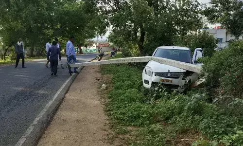 ಹನೂರು: ವಿದ್ಯುತ್ ಕಂಬಕ್ಕೆ ಕಾರು ಢಿಕ್ಕಿ: ಮುರಿದುಬಿದ್ದ ಕಂಬ; ಐವರು ಪ್ರಯಾಣಿಕರು ಪಾರು