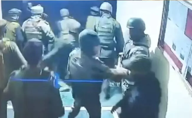 ಕುಪ್ವಾರ ಪೊಲೀಸ್ ಠಾಣೆಯ ಮೇಲೆ ಸೇನಾ ಸಿಬ್ಬಂದಿಯಿಂದ ದಾಳಿ ಪ್ರಕರಣ: 3 ಮಂದಿ ಲೆಫ್ಟಿನೆಂಟ್ ಕರ್ನಲ್ಗಳ ಸಹಿತ 16 ಸೈನಿಕರ ವಿರುದ್ಧ ಎಫ್ಐಆರ್ ಕುಪ್ವಾರ ಪೊಲೀಸ್ ಠಾಣೆಯ ಮೇಲೆ ಸೇನಾ ಸಿಬ್ಬಂದಿಯಿಂದ ದಾಳಿ ಪ್ರಕರಣ: 3 ಮಂದಿ ಲೆಫ್ಟಿನೆಂಟ್ ಕರ್ನಲ್ಗಳ ಸಹಿತ 16 ಸೈನಿಕರ ವಿರುದ್ಧ ಎಫ್ಐಆರ್