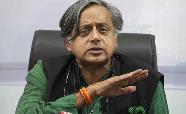 ಚಿನ್ನ ಕಳ್ಳಸಾಗಣೆ ಆರೋಪದಲ್ಲಿ ತರೂರ್ ಮಾಜಿ ಸಹಾಯಕ ಬಂಧನ ಚಿನ್ನ ಕಳ್ಳಸಾಗಣೆ ಆರೋಪದಲ್ಲಿ ತರೂರ್ ಮಾಜಿ ಸಹಾಯಕ ಬಂಧನ