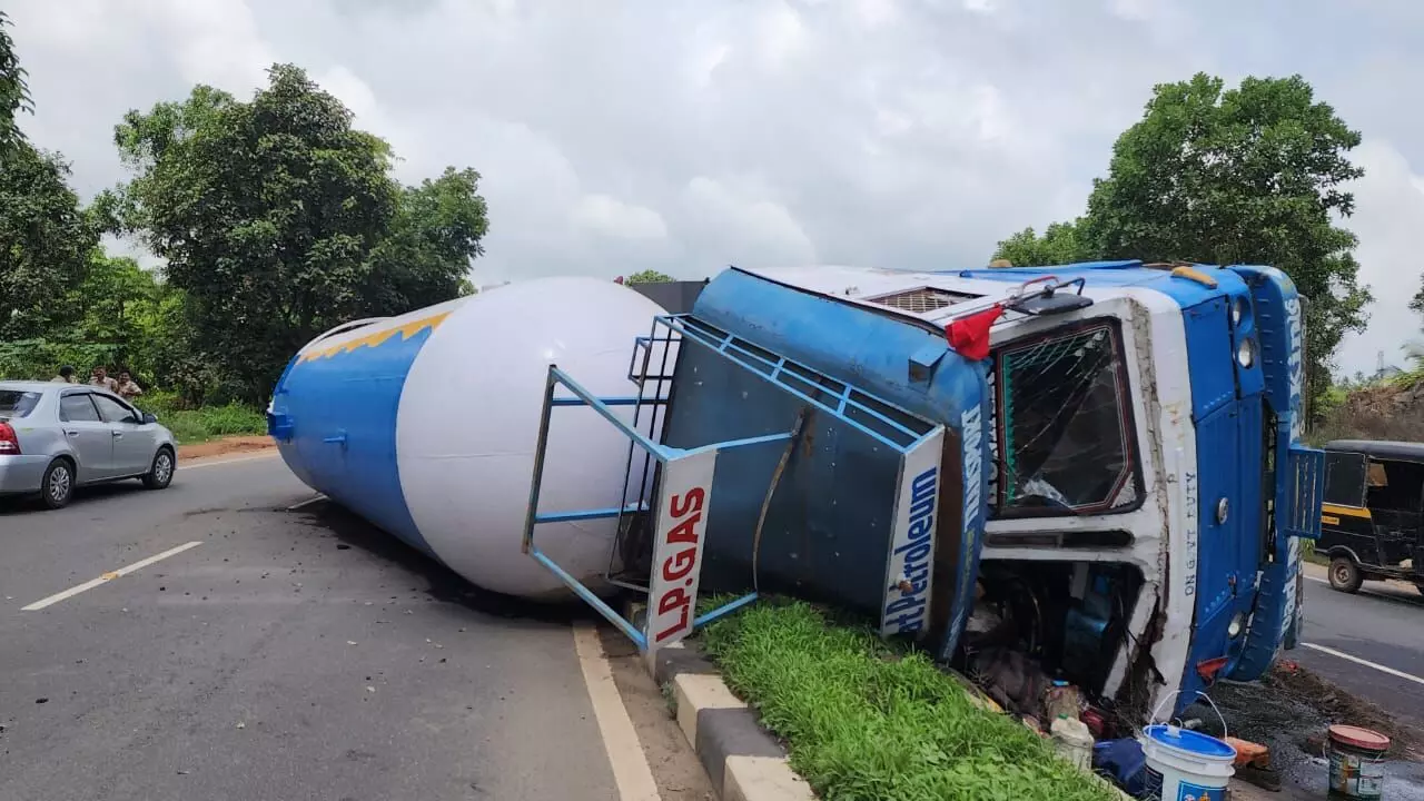 ತುಂಬೆ: ಹೆದ್ದಾರಿಯಲ್ಲಿ ಉರುಳಿಬಿದ್ದ ಗ್ಯಾಸ್ ಟ್ಯಾಂಕರ್ ತುಂಬೆ: ಹೆದ್ದಾರಿಯಲ್ಲಿ ಉರುಳಿಬಿದ್ದ ಗ್ಯಾಸ್ ಟ್ಯಾಂಕರ್