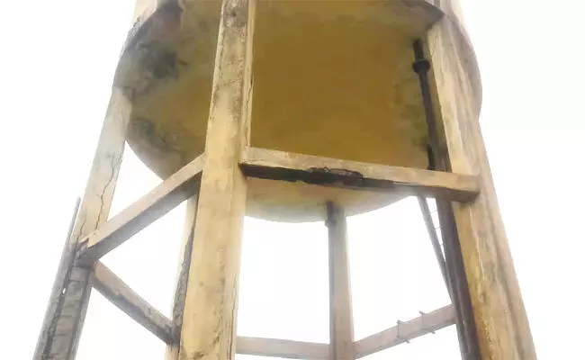 ಕುಸಿಯುವ ಹಂತದಲ್ಲಿ ನೀರಿನ ಟ್ಯಾಂಕ್; ಹೊಸ ಟ್ಯಾಂಕ್ ನಿರ್ಮಾಣಕ್ಕೆ ಆಗ್ರಹ ಕುಸಿಯುವ ಹಂತದಲ್ಲಿ ನೀರಿನ ಟ್ಯಾಂಕ್; ಹೊಸ ಟ್ಯಾಂಕ್ ನಿರ್ಮಾಣಕ್ಕೆ ಆಗ್ರಹ