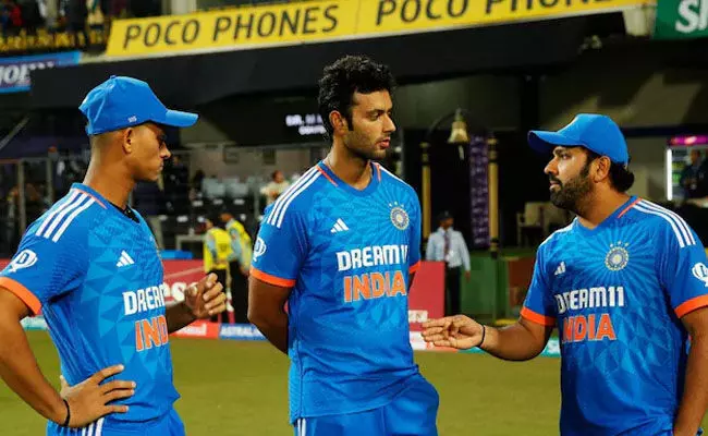 ಆಲ್ ರೌಂಡರ್ ಶಿವಂ ದುಬೆ ಜೊತೆಗೆ ಬ್ಯಾಟಿಂಗ್ ಅಭ್ಯಾಸ ನಡೆಸಿದ ರೋಹಿತ್ ಶರ್ಮಾ ಆಲ್ ರೌಂಡರ್ ಶಿವಂ ದುಬೆ ಜೊತೆಗೆ ಬ್ಯಾಟಿಂಗ್ ಅಭ್ಯಾಸ ನಡೆಸಿದ ರೋಹಿತ್ ಶರ್ಮಾ