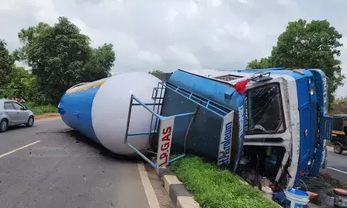 ತುಂಬೆ: ಹೆದ್ದಾರಿಯಲ್ಲಿ ಉರುಳಿಬಿದ್ದ ಗ್ಯಾಸ್ ಟ್ಯಾಂಕರ್