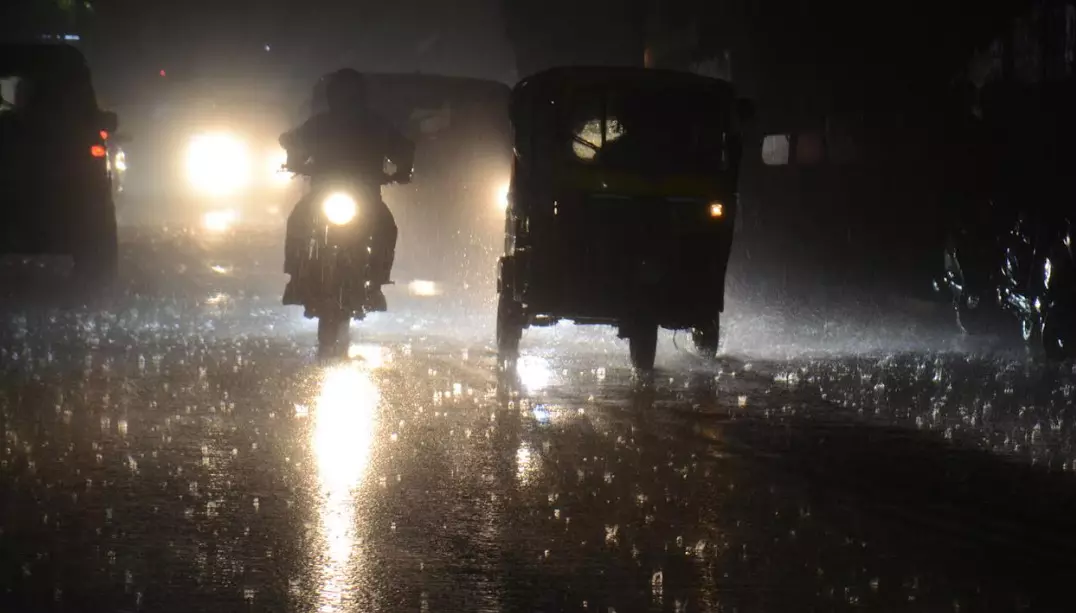 ಬೆಂಗಳೂರಿನಲ್ಲಿ ಗಾಳಿ ಸಹಿತ ಮಳೆ ; ತಗ್ಗು ಪ್ರದೇಶದ ರಸ್ತೆಗಳು ಜಲಾವೃತ