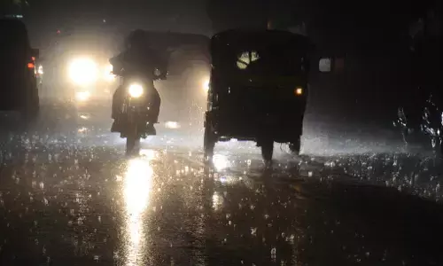 ಬೆಂಗಳೂರಿನಲ್ಲಿ ಗಾಳಿ ಸಹಿತ ಮಳೆ ; ತಗ್ಗು ಪ್ರದೇಶದ ರಸ್ತೆಗಳು ಜಲಾವೃತ