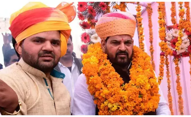 ಉತ್ತರ ಪ್ರದೇಶ | ಕೈಸರ್ಗಂಜ್ ಲೋಕಸಭಾ ಕ್ಷೇತ್ರದಿಂದ ಗೆಲುವು ಸಾಧಿಸಿದ ಬ್ರಿಜ್ ಭೂಷಣ್ ಶರಣ್ ಸಿಂಗ್ ಪುತ್ರ ಉತ್ತರ ಪ್ರದೇಶ | ಕೈಸರ್ಗಂಜ್ ಲೋಕಸಭಾ ಕ್ಷೇತ್ರದಿಂದ ಗೆಲುವು ಸಾಧಿಸಿದ ಬ್ರಿಜ್ ಭೂಷಣ್ ಶರಣ್ ಸಿಂಗ್ ಪುತ್ರ