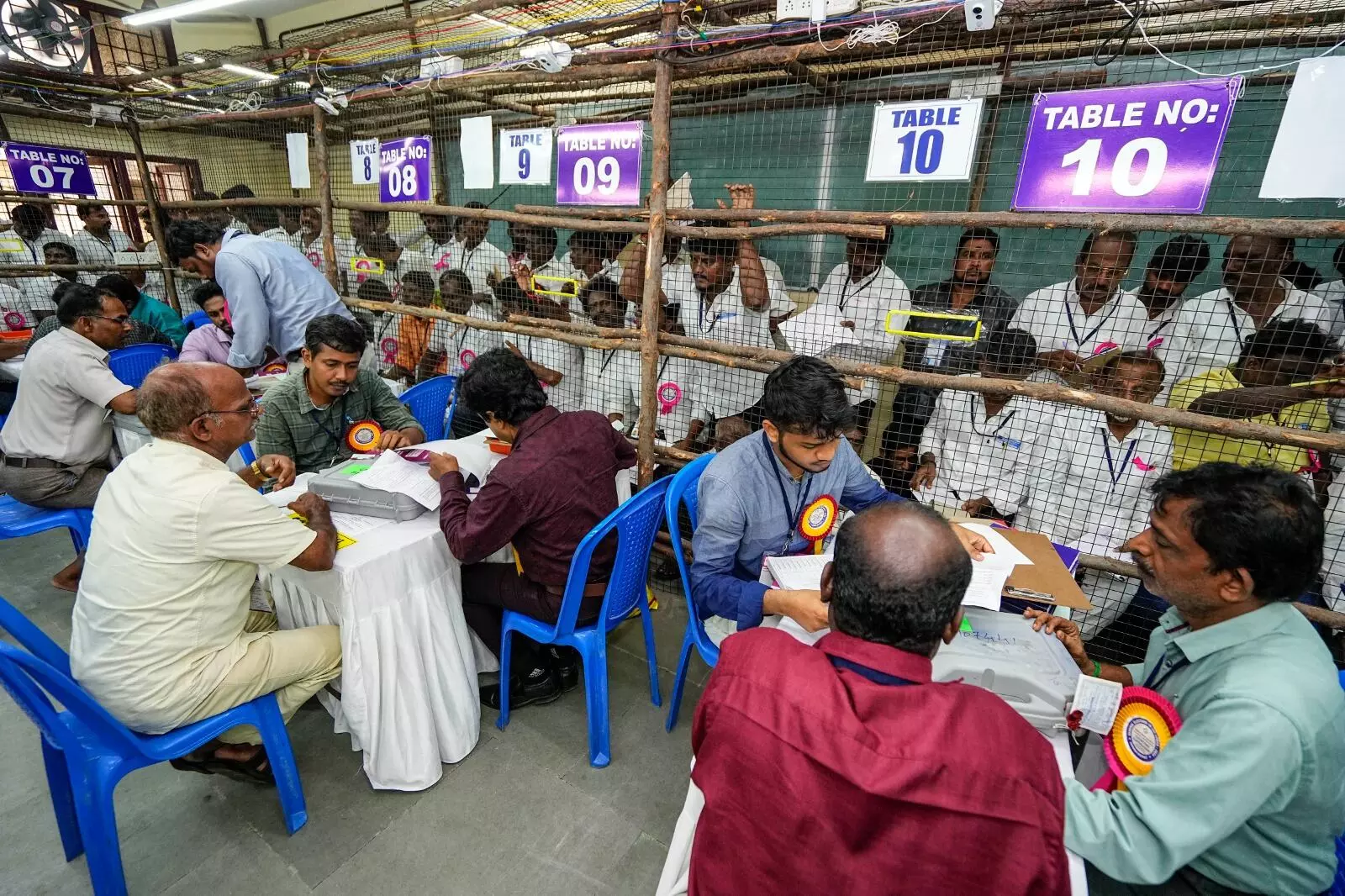 ಲೋಕಸಭಾ ಚುನಾವಣೆ ಫಲಿತಾಂಶ: ಮತಎಣಿಕೆ ಕೇಂದ್ರದ ದೃಶ್ಯಗಳು