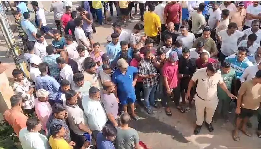 ಹಾಸನ: ಹಾಡಹಗಲೇ ರಸ್ತೆಯಲ್ಲಿ ರೌಡಿಶೀಟರ್ ನ ಬರ್ಬರ ಹತ್ಯೆ ಹಾಸನ: ಹಾಡಹಗಲೇ ರಸ್ತೆಯಲ್ಲಿ ರೌಡಿಶೀಟರ್ ನ ಬರ್ಬರ ಹತ್ಯೆ