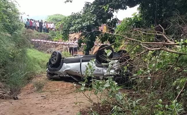 ಚಿಕ್ಕಬಳ್ಳಾಪುರ: ಚಾಲಕನ ನಿಯಂತ್ರಣ ತಪ್ಪಿ ತಗ್ಗು ಪ್ರದೇಶಕ್ಕೆ ಉರುಳಿದ ಕಾರು; ಮೂವರು ಮೃತ್ಯು