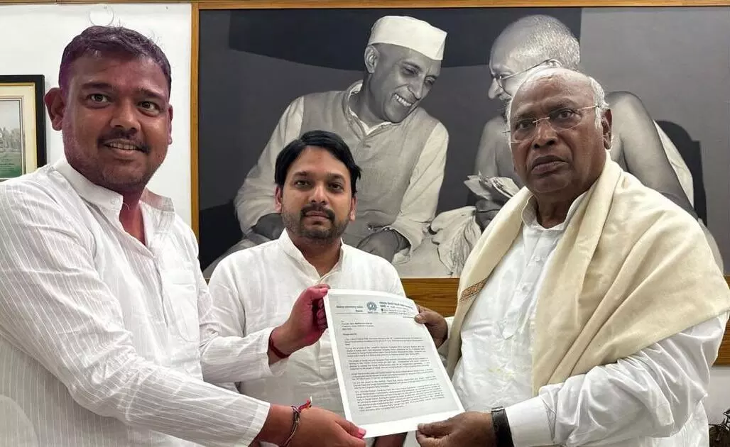 ಮಹಾರಾಷ್ಟ್ರ: ಪಕ್ಷೇತರ ಸಂಸದನಿಂದ ಕಾಂಗ್ರೆಸ್ ಪಕ್ಷಕ್ಕೆ ಬೆಂಬಲ ಘೋಷಣೆ ಮಹಾರಾಷ್ಟ್ರ: ಪಕ್ಷೇತರ ಸಂಸದನಿಂದ ಕಾಂಗ್ರೆಸ್ ಪಕ್ಷಕ್ಕೆ ಬೆಂಬಲ ಘೋಷಣೆ