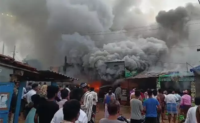 ಹಾವೇರಿ:  ಶಾರ್ಟ್ ಸರ್ಕ್ಯೂಟ್​ ನಿಂದ ಬೆಂಕಿ; ಮೂರು ಅಂಗಡಿಗಳು ಭಸ್ಮ