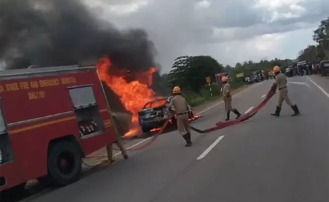 ಚಿಕ್ಕಮಗಳೂರು: ಶಾರ್ಟ್ ಸರ್ಕ್ಯೂಟ್ ನಿಂದ ರಸ್ತೆ ಮಧ್ಯೆ ಹೊತ್ತಿ ಉರಿದ ಕಾರು ಚಿಕ್ಕಮಗಳೂರು: ಶಾರ್ಟ್ ಸರ್ಕ್ಯೂಟ್ ನಿಂದ ರಸ್ತೆ ಮಧ್ಯೆ ಹೊತ್ತಿ ಉರಿದ ಕಾರು