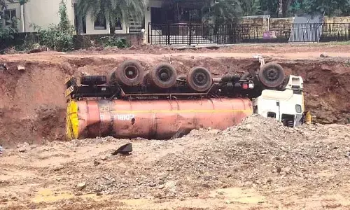 ಸಂತೆಕಟ್ಟೆ:  ಅಂಡರ್‌ ಪಾಸ್ ಕಾಮಗಾರಿ ಸ್ಥಳದಲ್ಲಿ ಉರುಳಿ ಬಿದ್ದ ಟ್ಯಾಂಕರ್; ಚಾಲಕನಿಗೆ ಗಾಯ